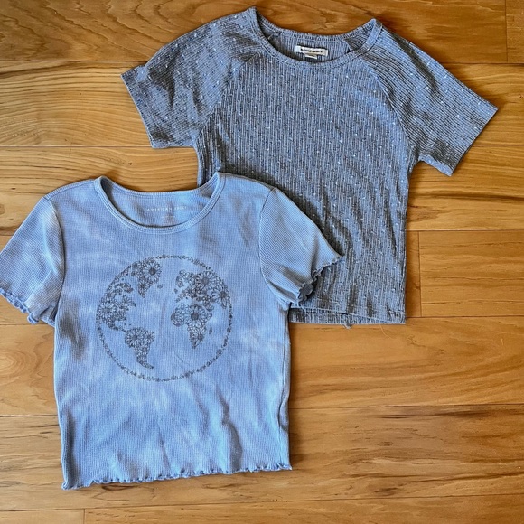 American Eagle Outfitters Tops - American Eagle set of 2 cropped shirts